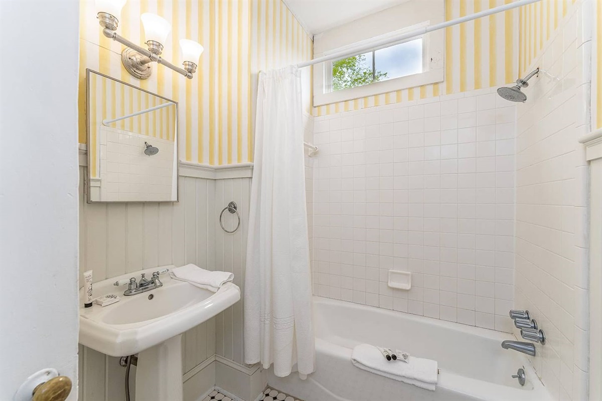 Shared bathroom for the back and middle bedrooms.  There's also a 3rd full bath on the main floor.