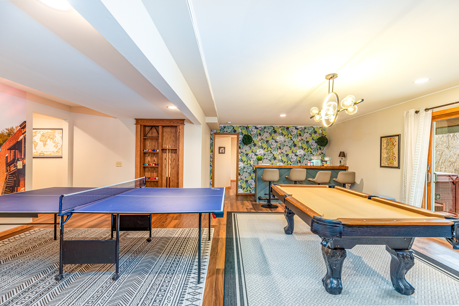 Second living room with lots of fun activities for groups. Bar, ping pong, billards, secret room and more.