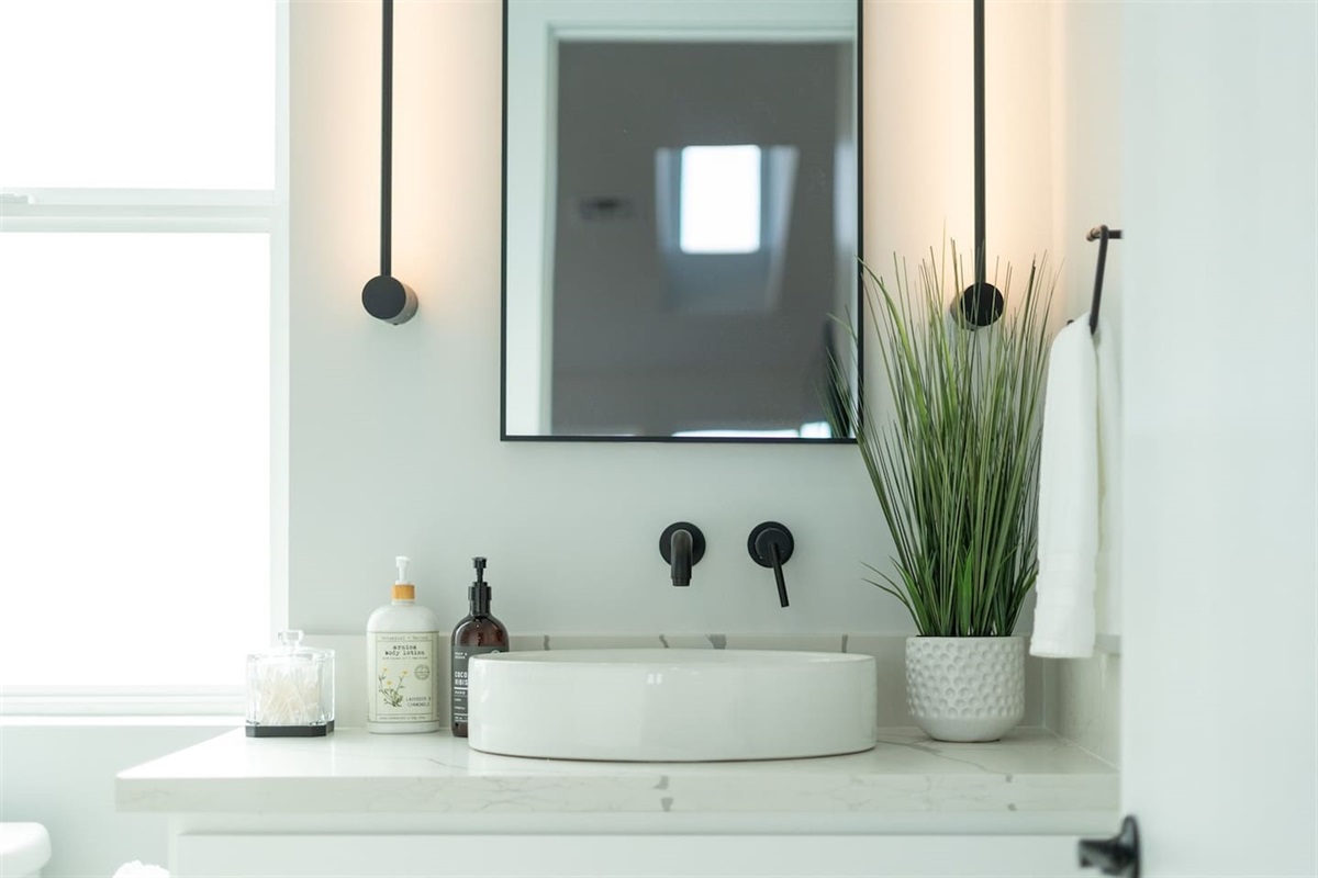 Enjoy the convenience of a well-designed half bathroom, complete with a stylish vanity and toilet. A functional and chic space, ideal for everyday use during your stay!