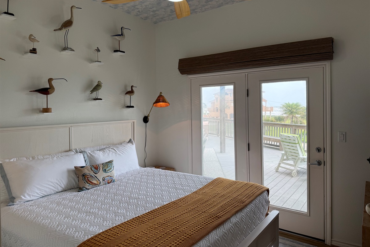 Plenty of room with a king size bed to watch the surf at sunrise. The shades are remote controlled for black out and privacy.