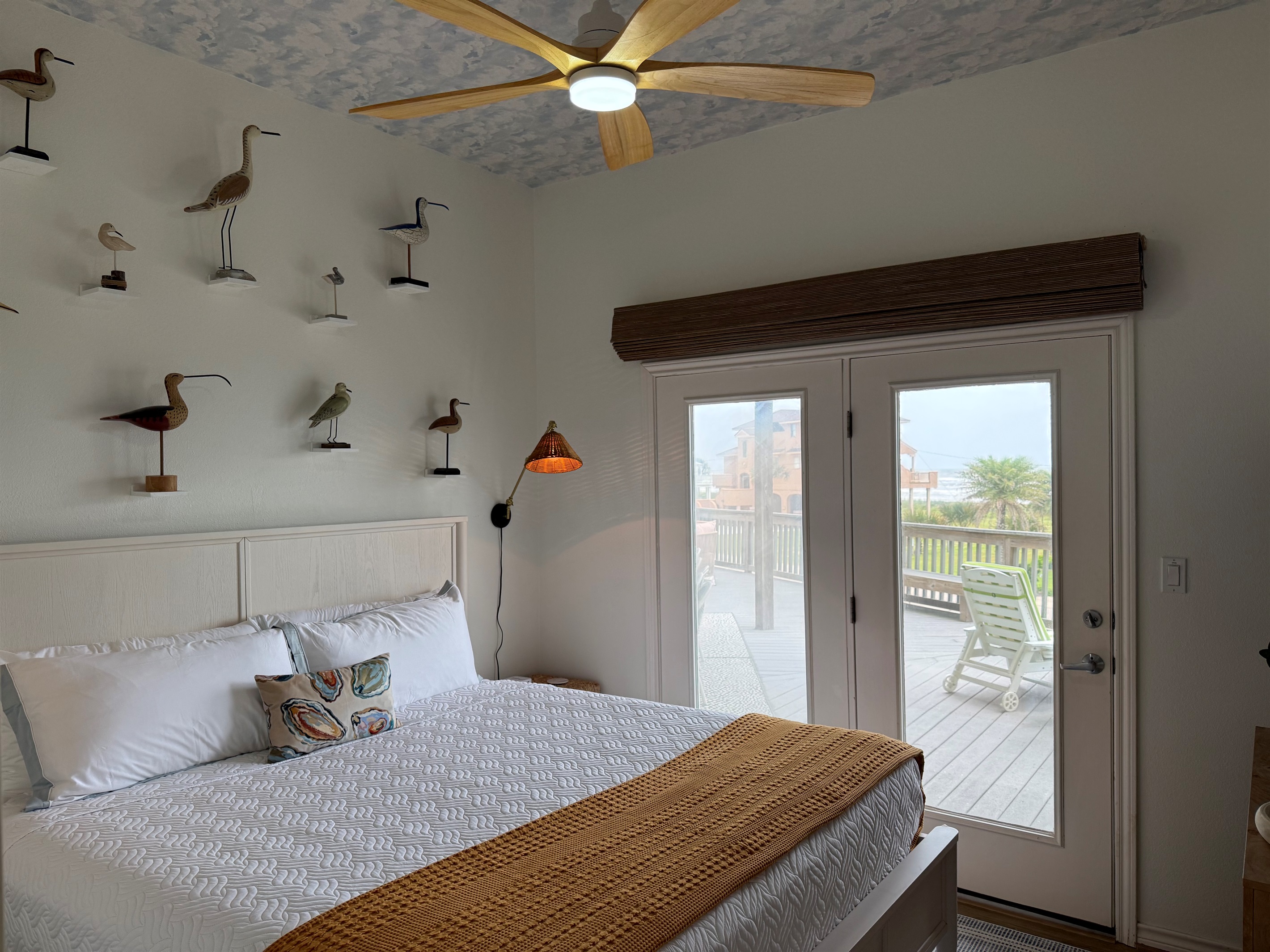 Plenty of room with a king size bed to watch the surf at sunrise. The shades are remote controlled for black out and privacy.