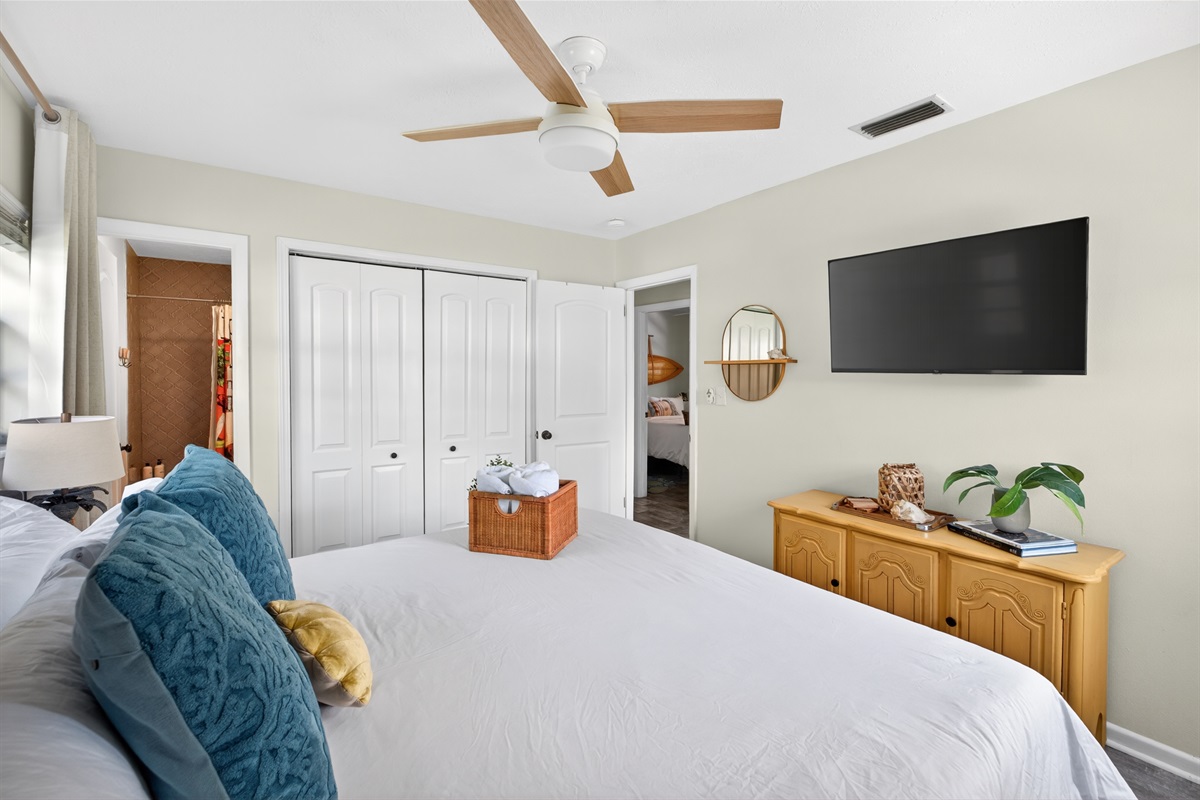 Lunar (Primary) Bedroom: King bed with smart TV & ceiling fan.