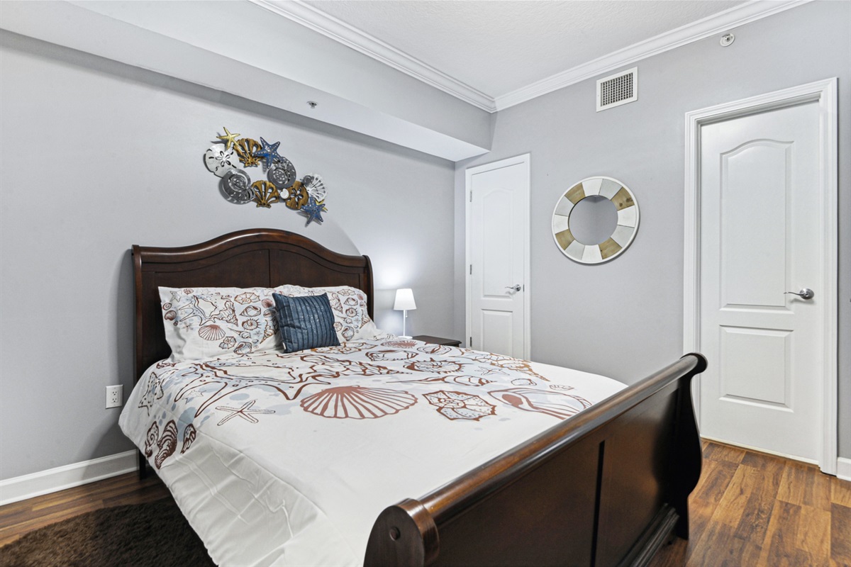 Bedroom 2. Queen bed. En-suite bathroom which connect to hall. Tv. Closet.