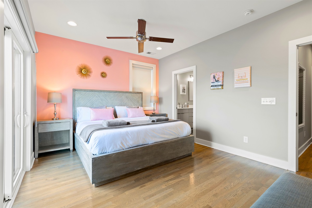 A luxurious king bed, flanked by bedside tables with lamps, await you in Casa Rosalie’s master bedroom, along with the convenient ensuite bathroom.