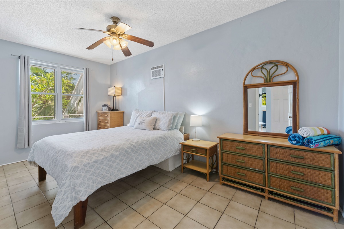 The apartment has a comfortable queen bedroom in an air conditioned bedroom.