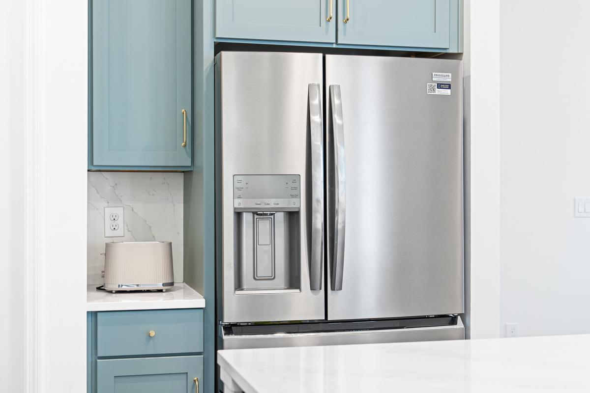 Room for a week of groceries and a coffee station ready before sunrise. Fill the fridge, stack the popsicles, and let the kitchen do its quiet work of keeping everybody fed and happy from morning until bedtime.