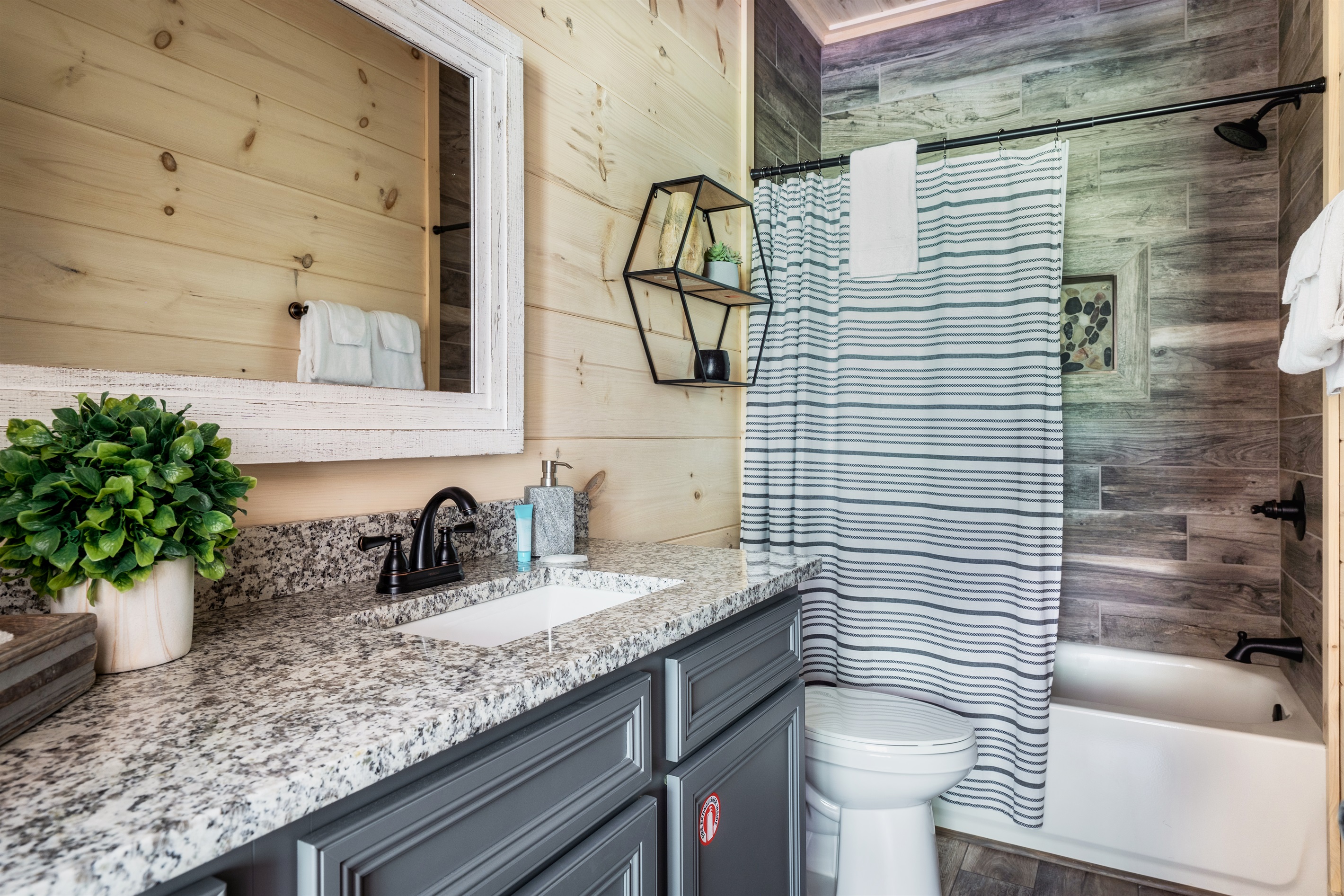 Second en suite bathroom with tub and shower combo