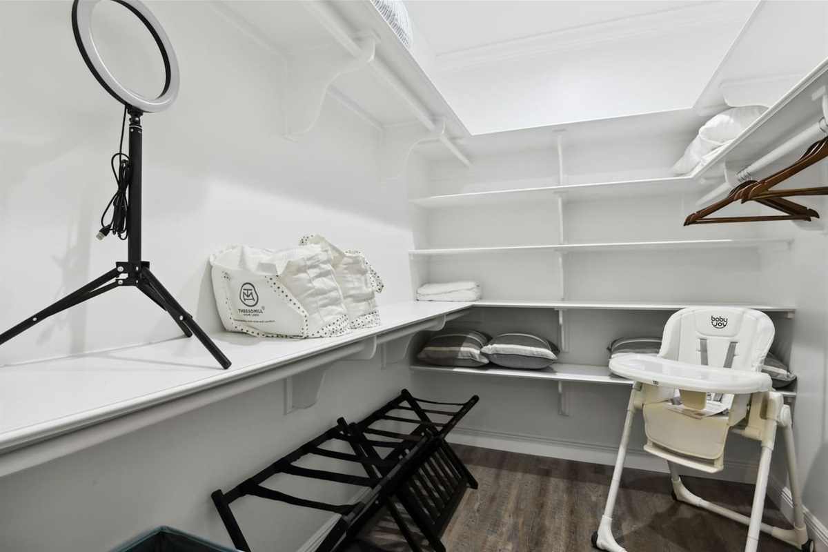 Everything you need, all in one place! Baby high chair, ring light, hangers, and fresh bath towels. 