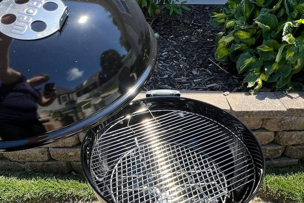 BBQ grill that uses charcoal