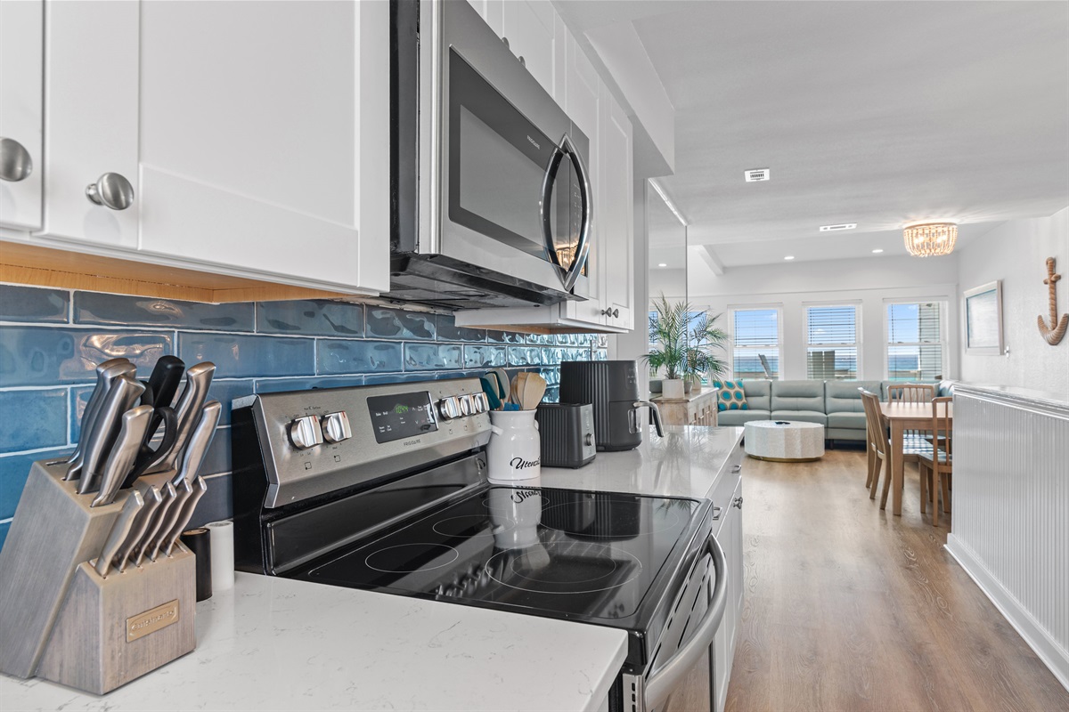 Sea Winds 8 - Cook delicious meals in the Fully Stocked and Remodeled Kitchen 