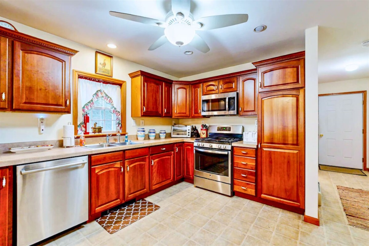 Enjoy great meals with your family in the fully stocked kitchen! 