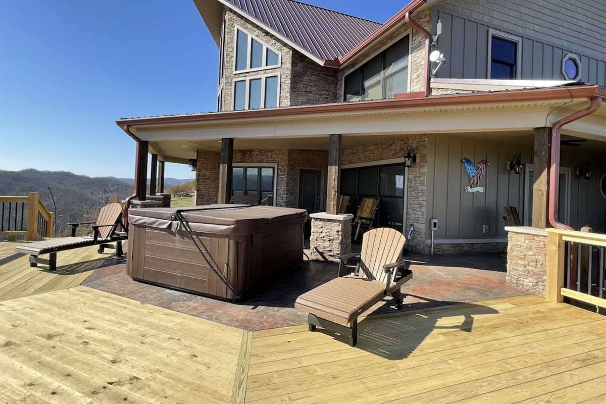 Hot Tub on Rear Porch.