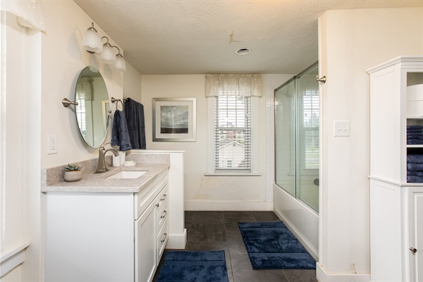 Spacious 4-Bedroom Home 1 Mi to ND Stadium!, photo 19