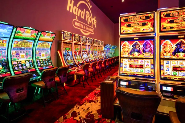World-famous Hard Rock Casino and nightlife just minutes from the property