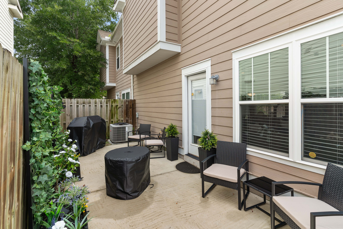 Back Patio - BBQ, Fire Table, Seating