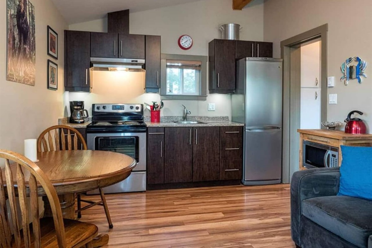 Fully equipped kitchen and dining area