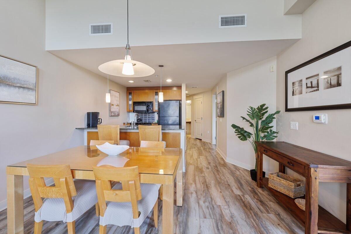 Dining Seats 4