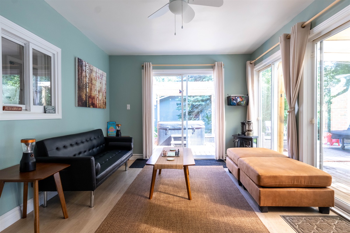 Beautiful 3 season sunroom/screened in porch