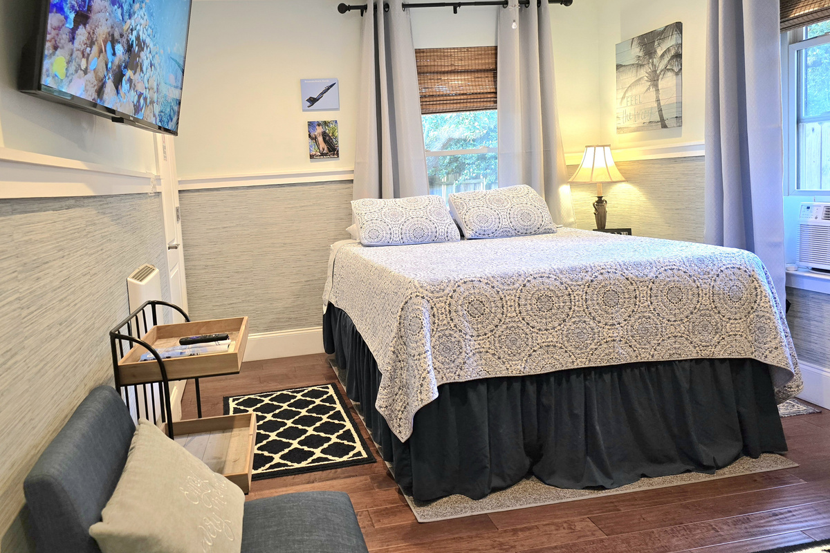 It's a cozy room with elegant decor in an amazing neighborhood!