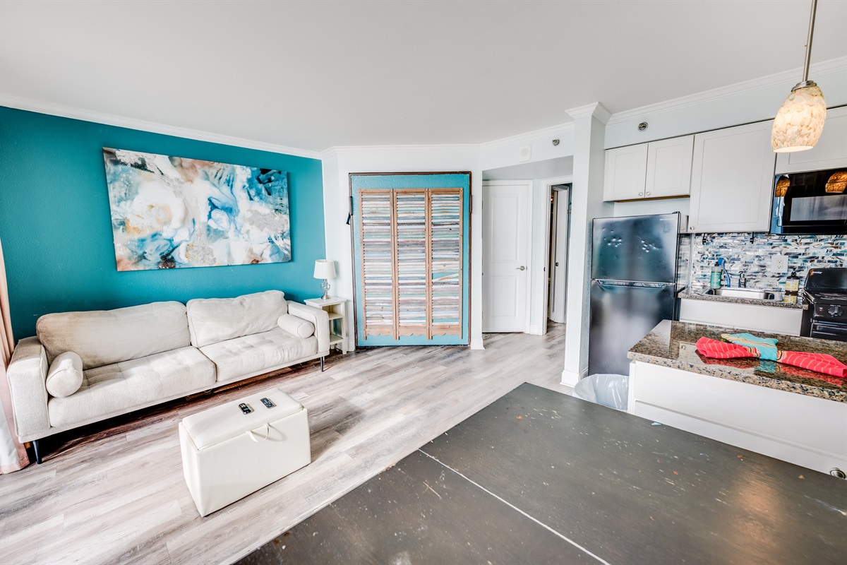 Living Room with Stunning Views🌊☀️