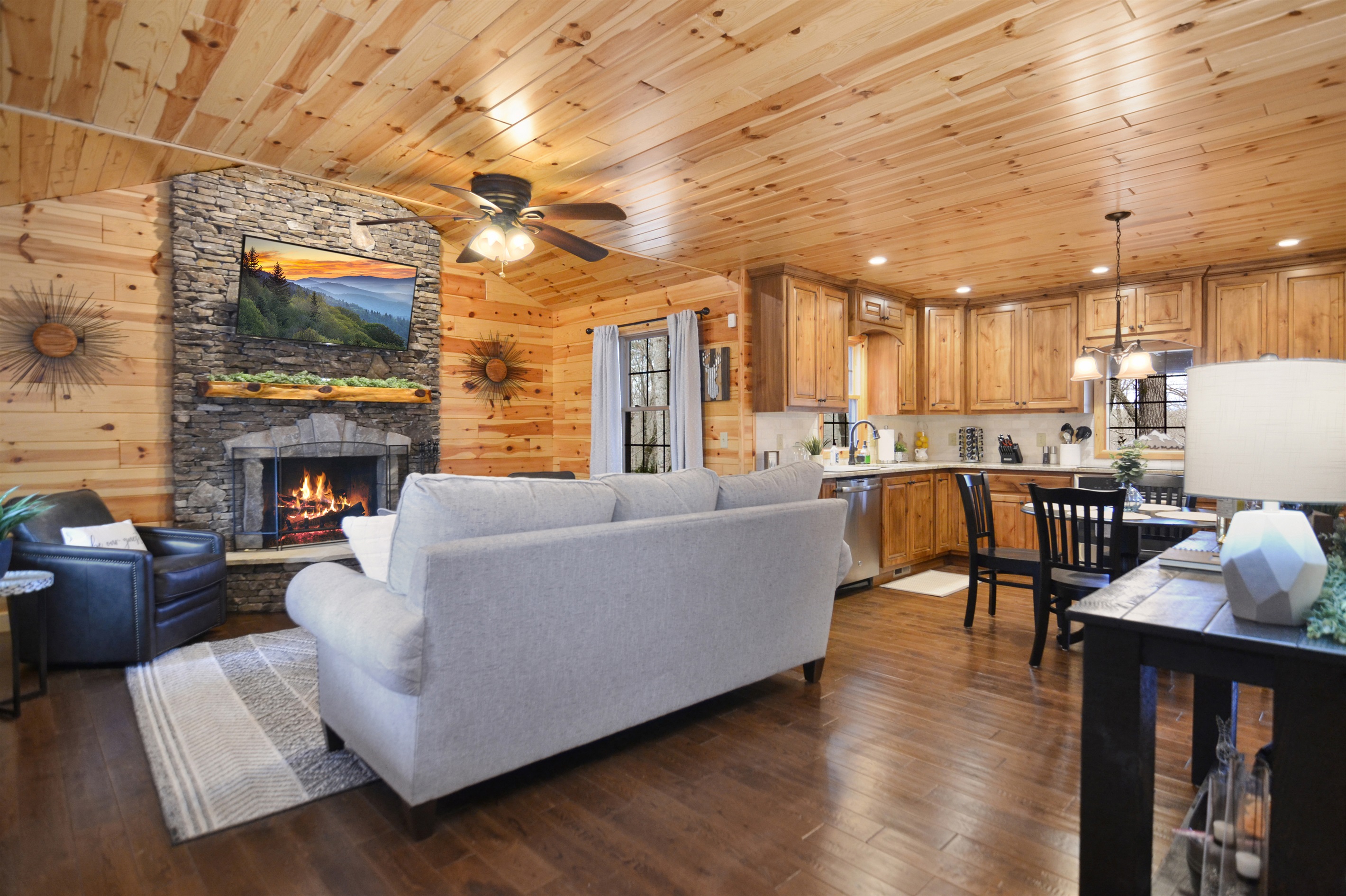 Newly Renovated Luxury Cabin + Fire Pit 4