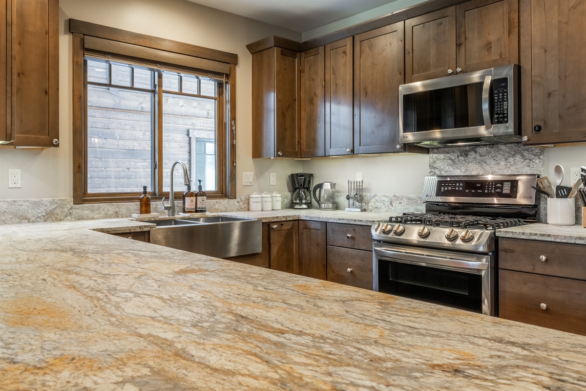 The oversized peninsula invites coffee, conversation, and casual après-ski bites.