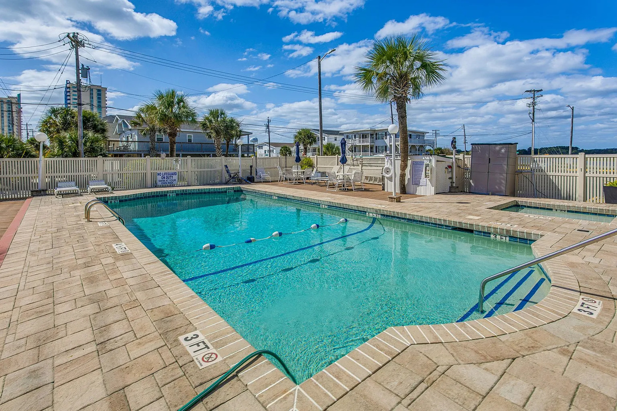 Gold Coast Outdoor pool and hot tub