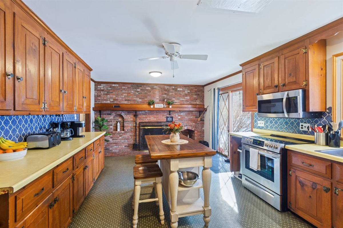 Kitchen with coffee/tea barPots, pans & cooking Utensils included 