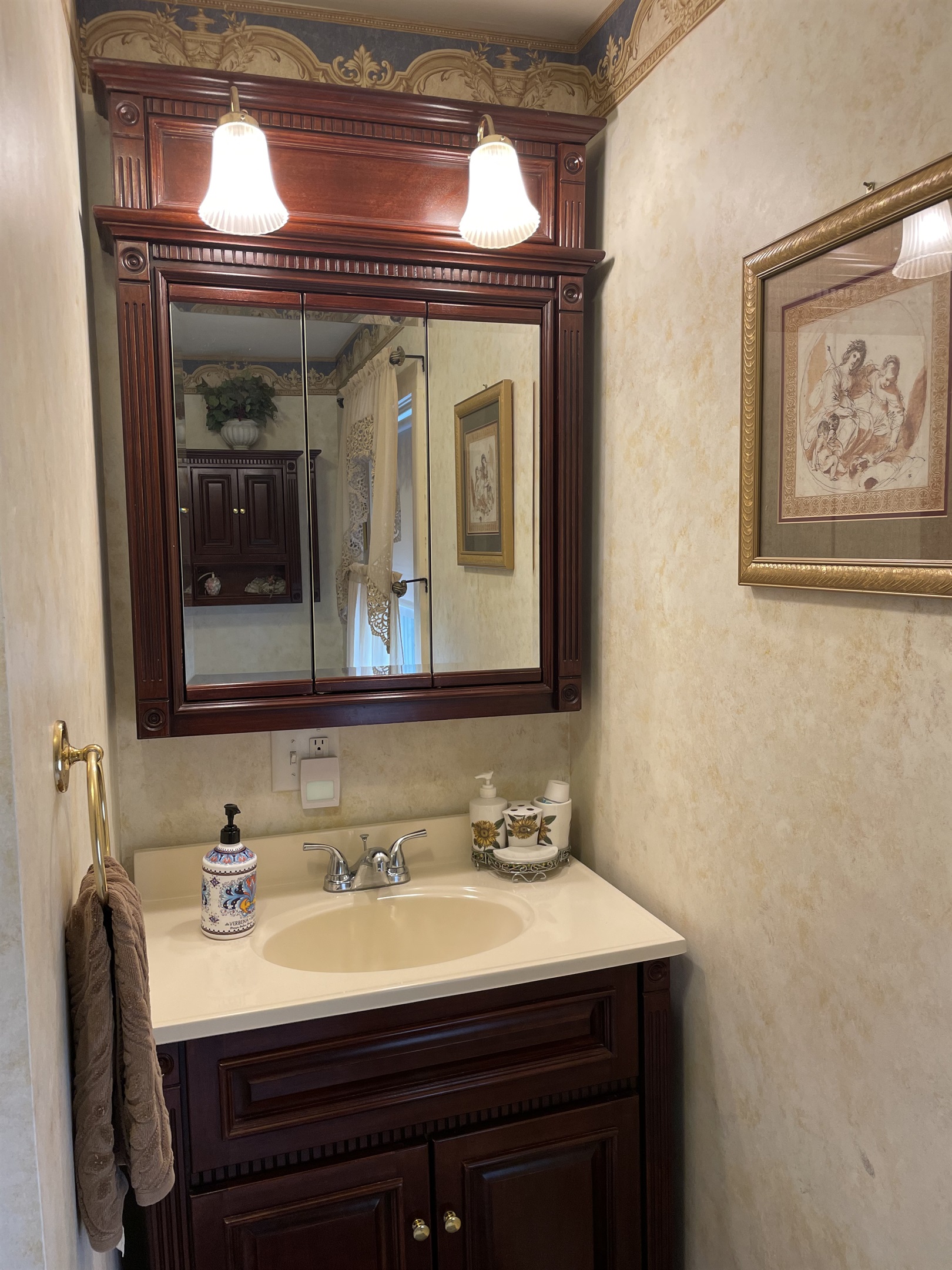 Bath off hallway near Tuscany bdrm