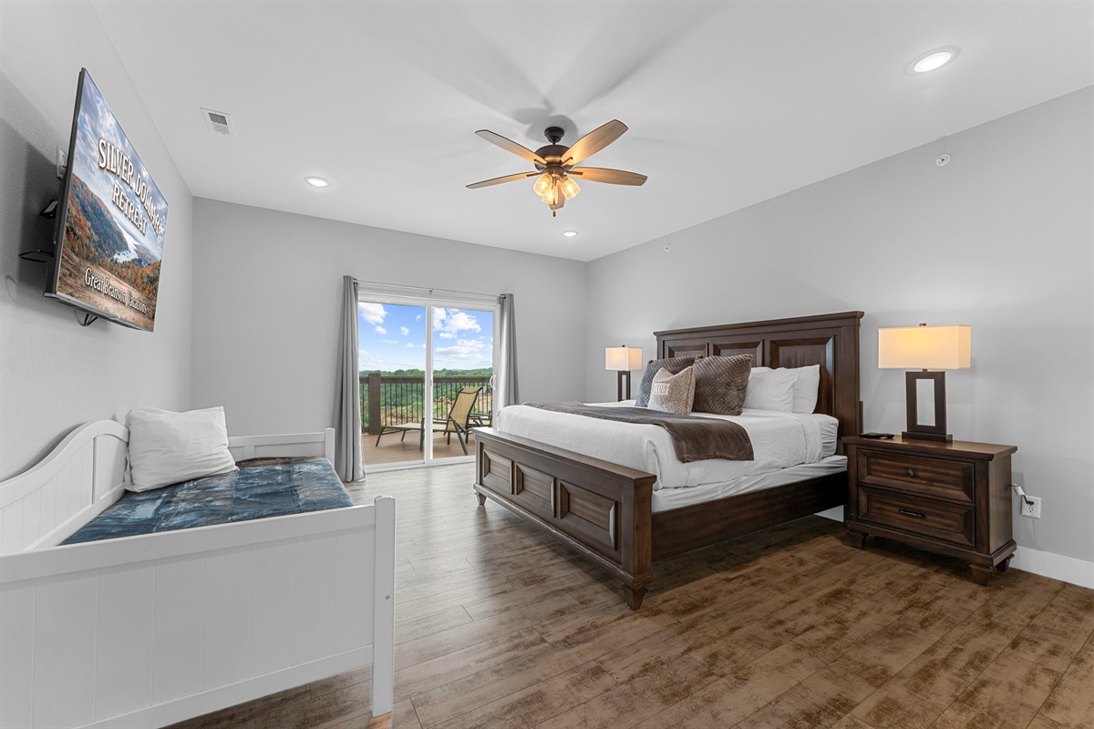 Bedroom 10 (King Suite)
