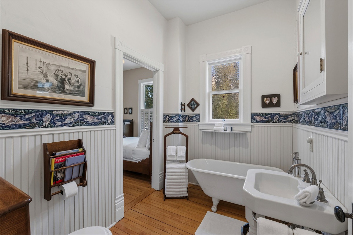 Main floor bathroom w/ shared layout & bright finishes