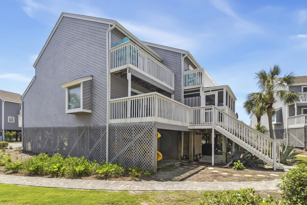 Walk up to your end-unit townhouse with the Gulf shimmering just beyond the dunes.
