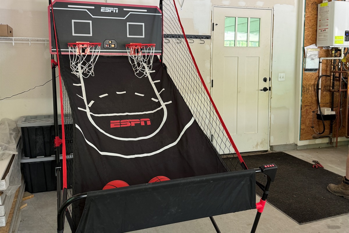 Bring your A-game. See who can claim bragging rights with a little friendly competition on the arcade basketball game.