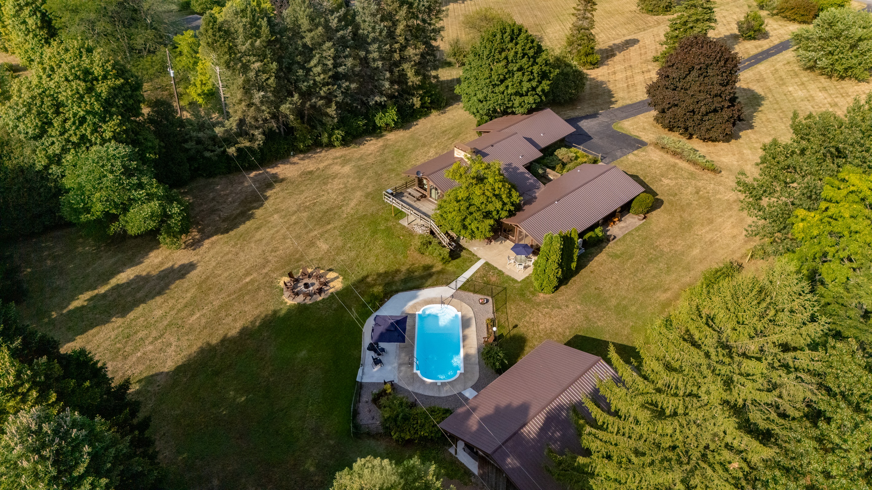 Private countryside retreat with pool, fire pit, and spacious grounds—perfect for relaxing getaways or family gatherings.