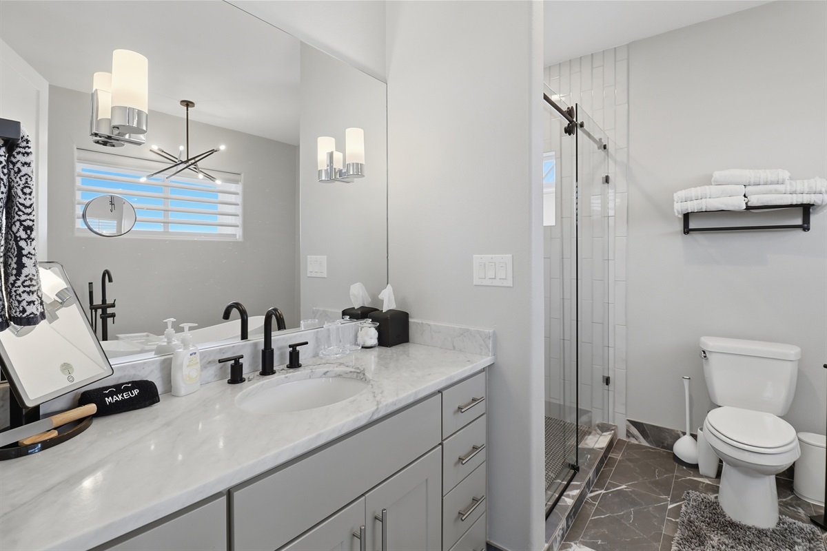 Bedroom primary ensuite bathroom