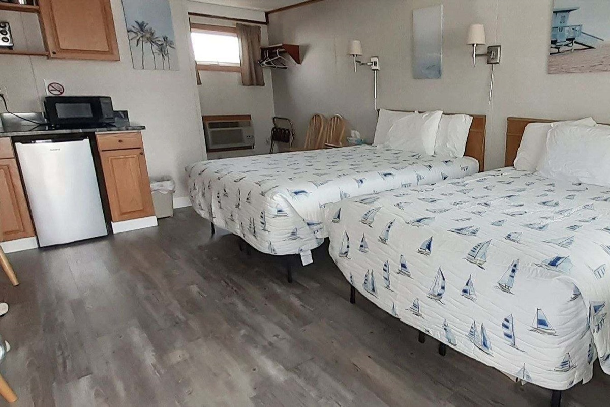 This courtyard studio unit features one queen bed and one full bed.