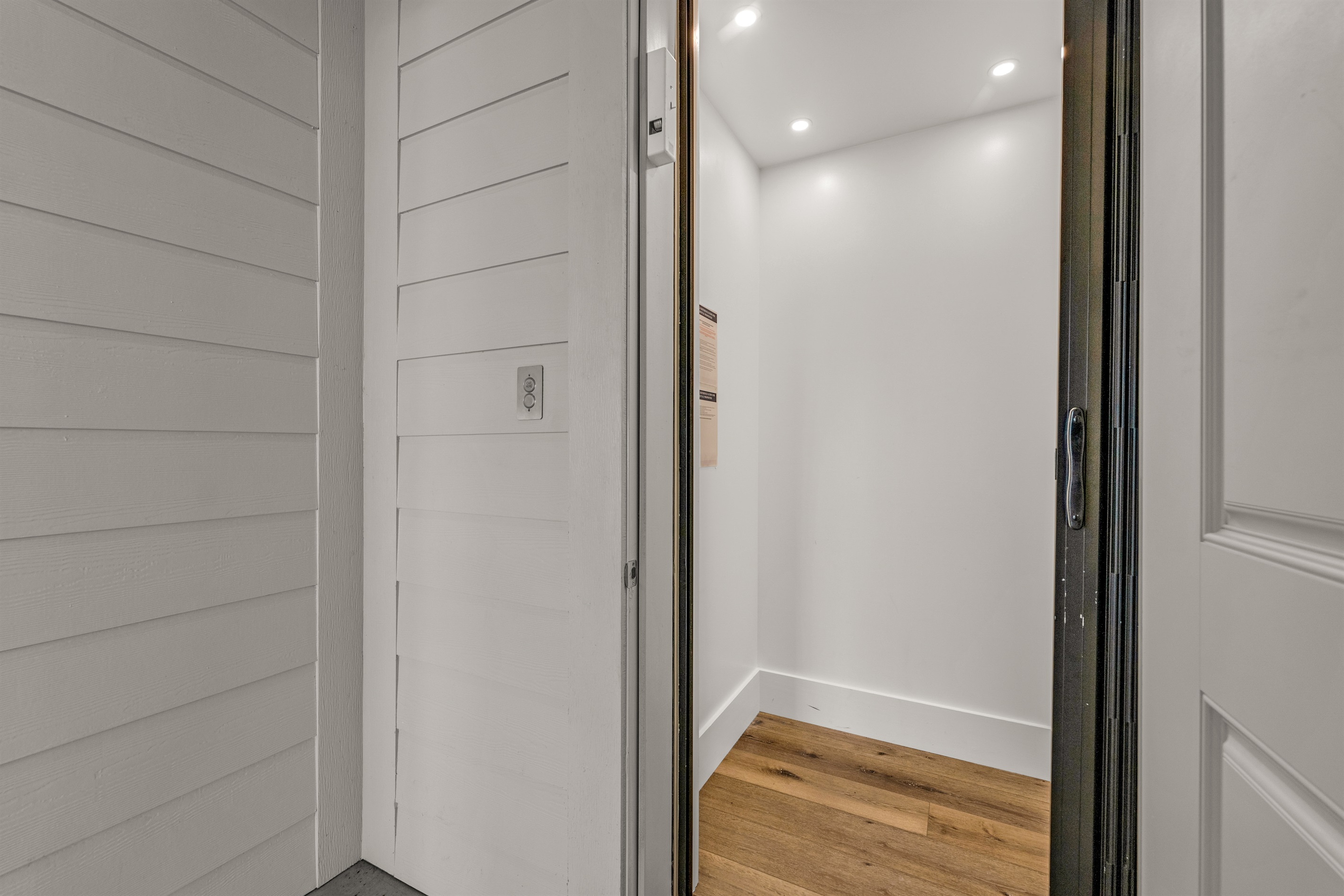 Costa Cristal: Enjoy the convenience of a private elevator, making it simple to move between levels during your stay.