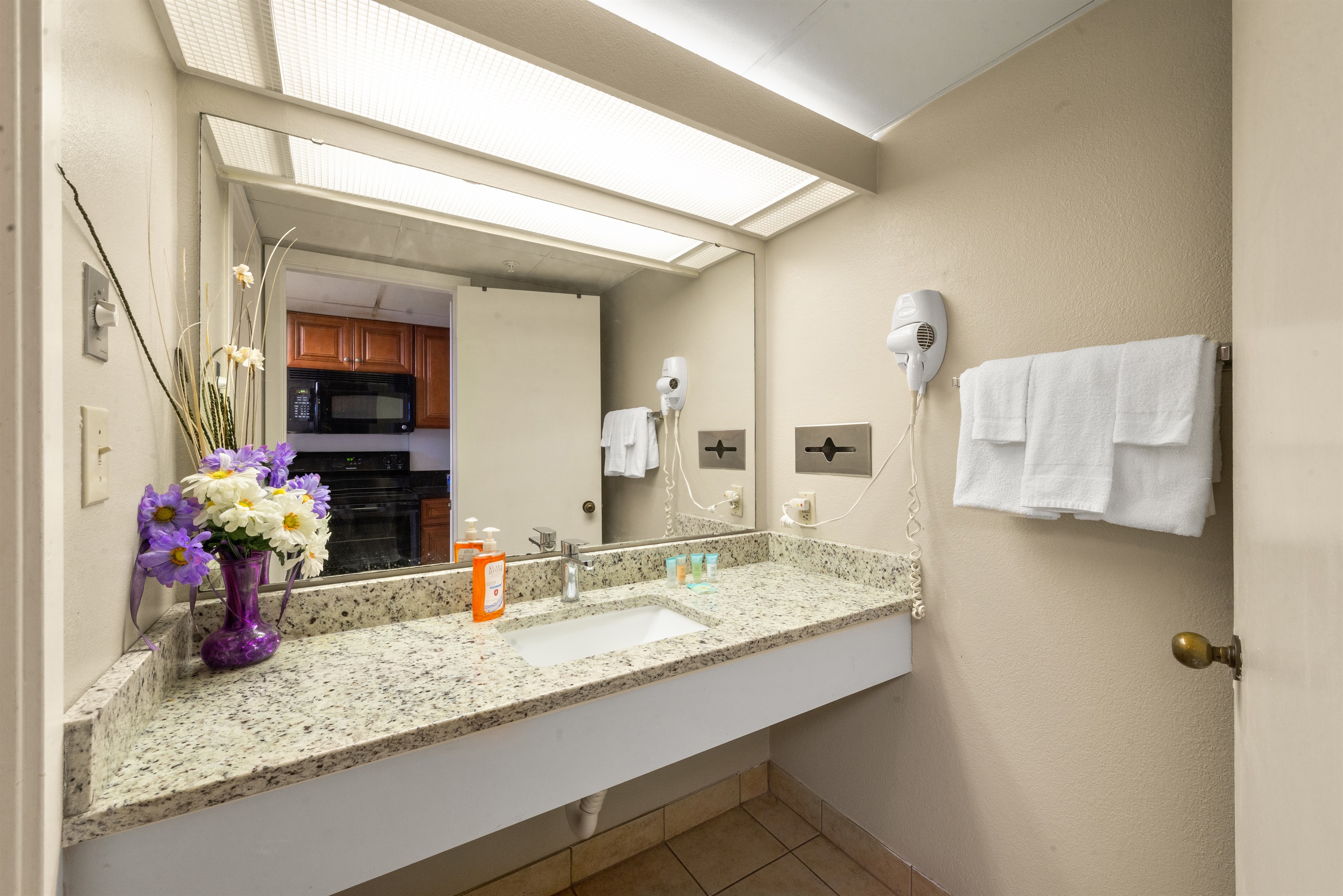 Illuminate your routine with a mirror featuring integrated lighting, ensuring a well-lit and flattering ambiance for your grooming rituals.