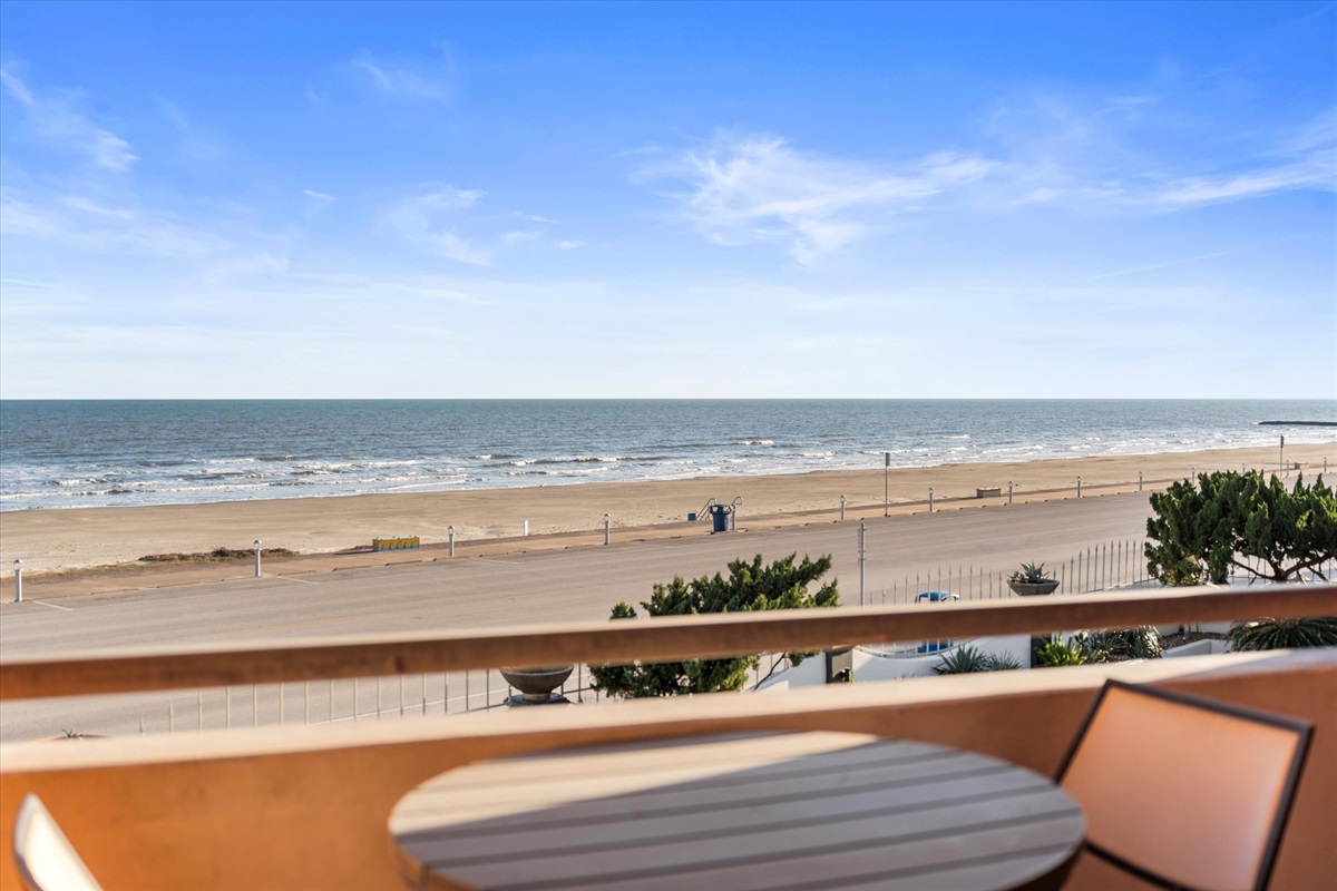 c8831c2b2bcf475f94bfe3b9ee000b49 Large | Beachhouse | Texas | TX | Vacation Homes | Galveston | Crystal Beach | Kokomo | Breezy Days | Beachfront Elegance | Sunrise Serenity | Southern Sands Property Management, LLC