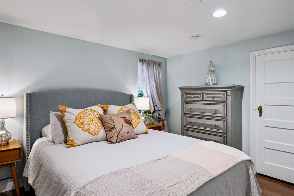 Downstairs bedroom with queen size bed