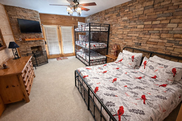 Cardinal Room at Majestica Lodge: 1 queen bed · 3 bunk beds