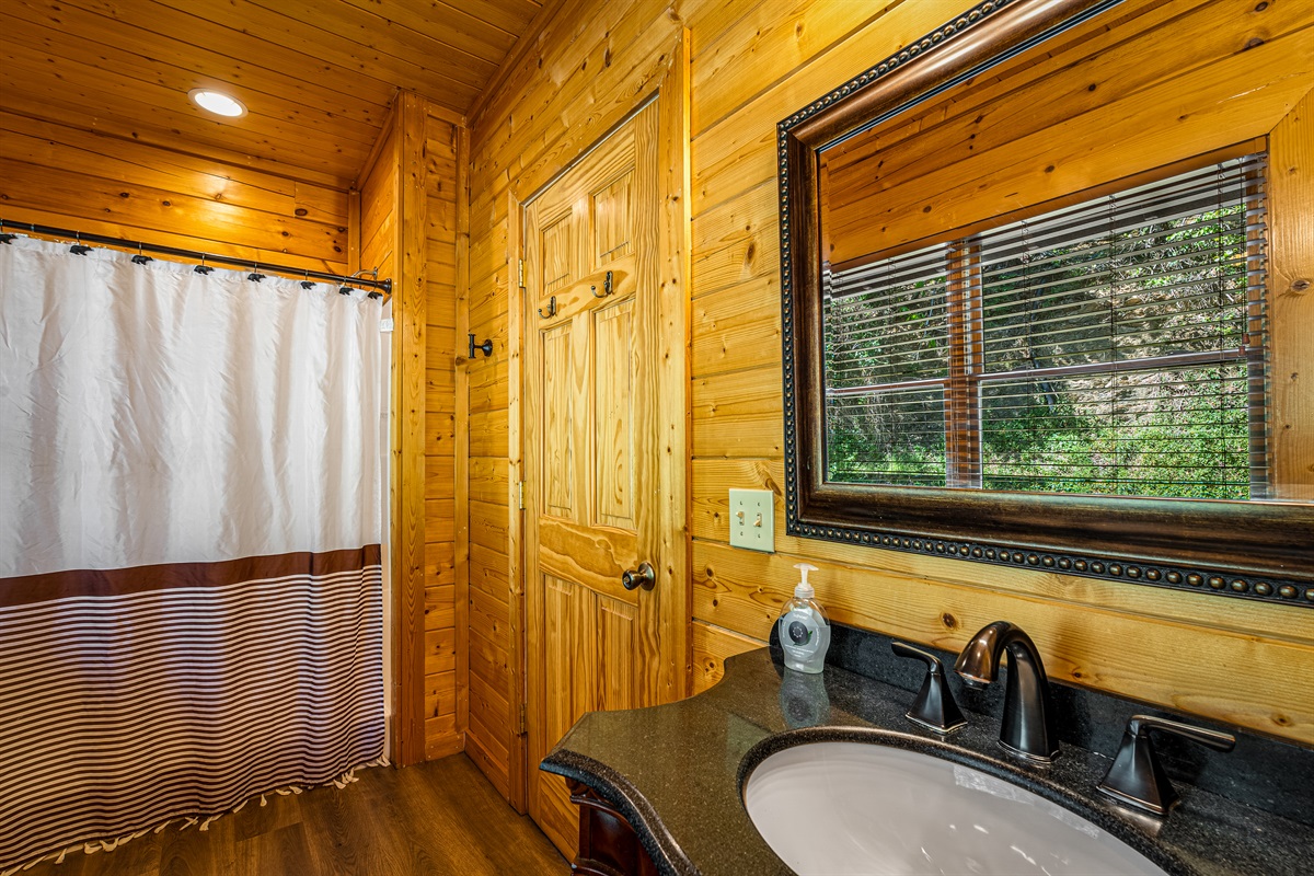 Kind BR suite 2 (3rd level) bathroom