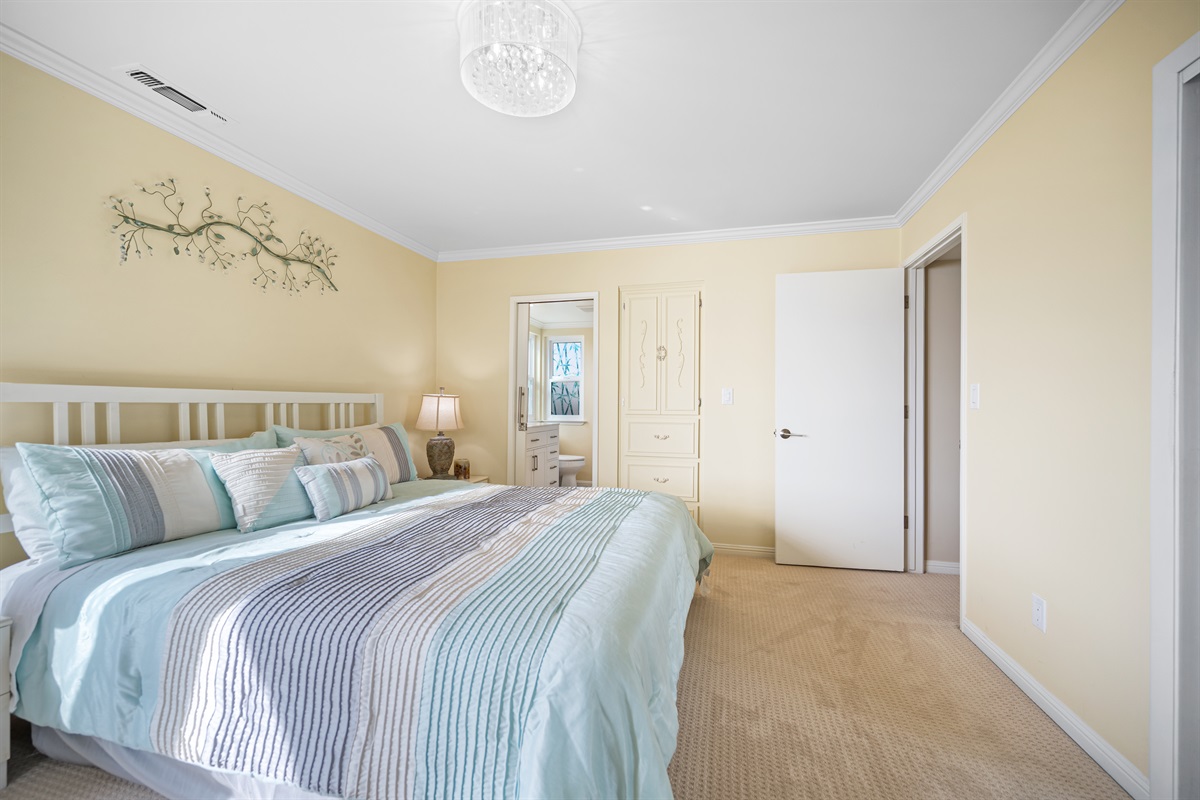 Second ensuite bedroom, king bed and ocean views