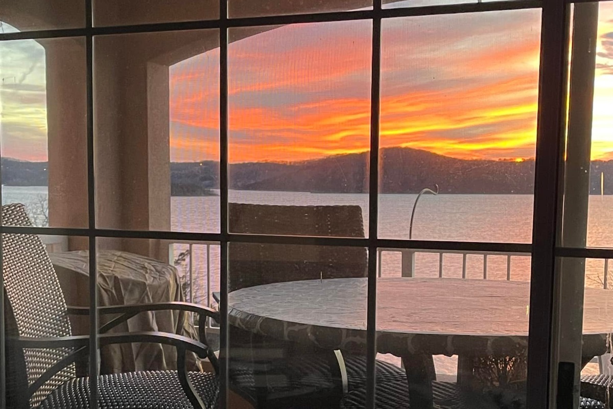 Gorgeous views of Table Rock Lake await you on Feb back porch!