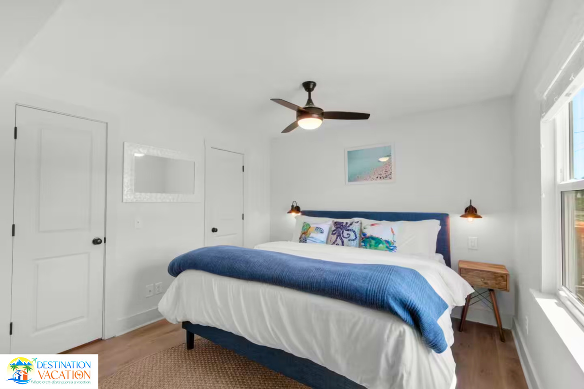 Crisp coastal bedding creates a refreshing retreat.
