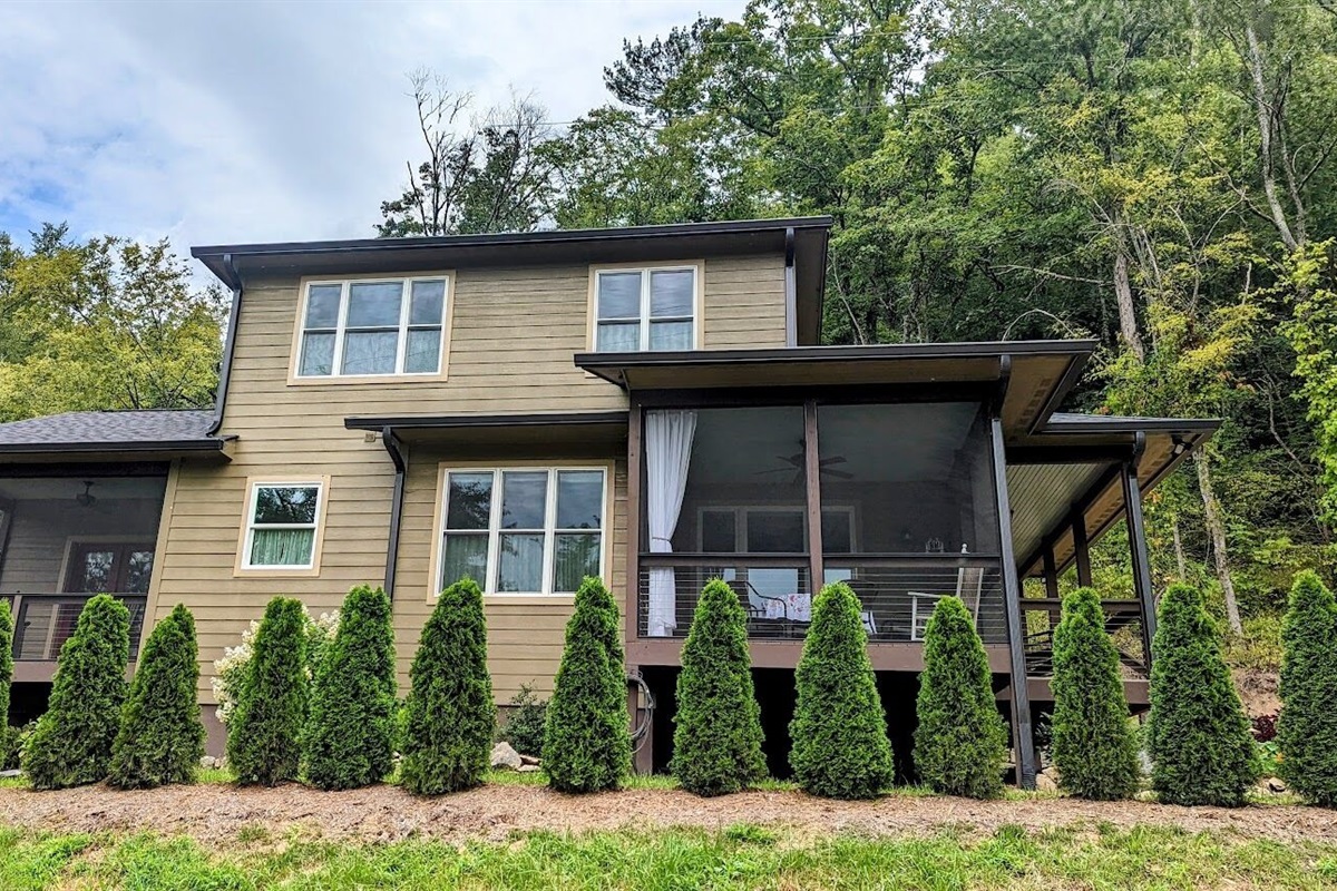 Check out all those windows & porches facing the river. The views are due south.