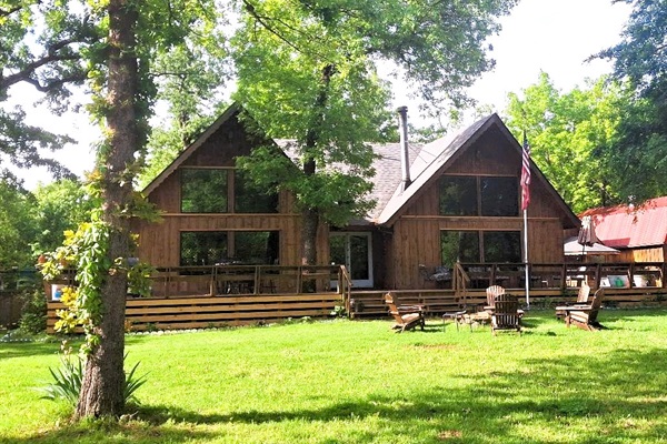 Spacious front yard at Big Sandy Lodge
