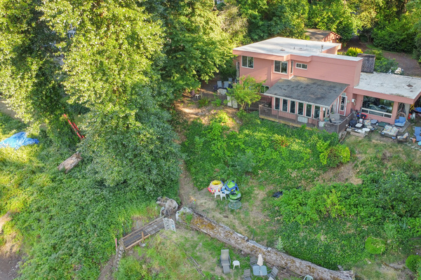 The yard and kayaks — the river is your backyard.