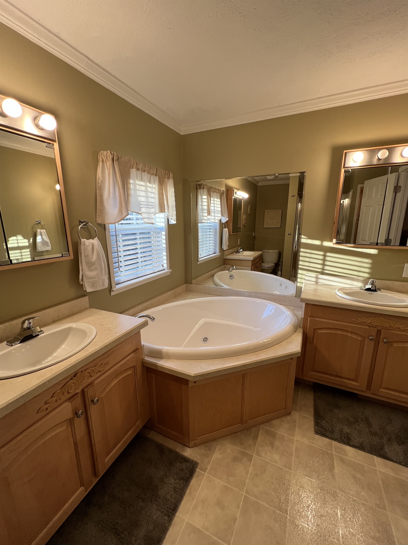 Ensuite bath with jetted tub and shower