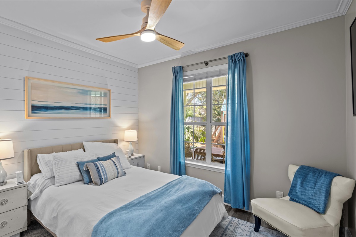Queen Bedroom with closet and SmartTv